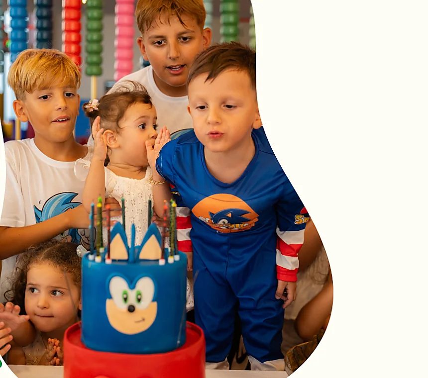 Pasta etrafında doğum günü kutlayan çocuklar